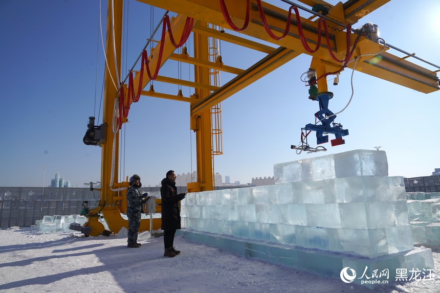 哈尔滨冰雪大世界启用机器人辅助景观建设
