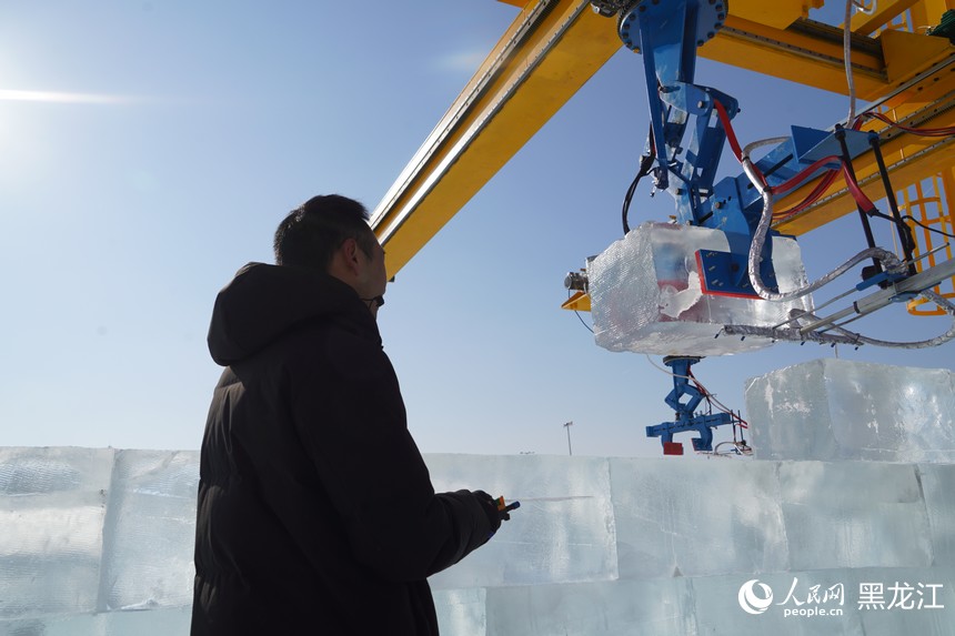 哈尔滨冰雪大世界启用机器人辅助景观建设