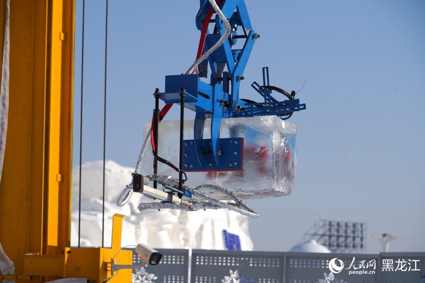 哈爾濱冰雪大世界啟用機器人輔助景觀建設