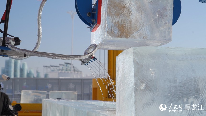 哈尔滨冰雪大世界启用机器人辅助景观建设