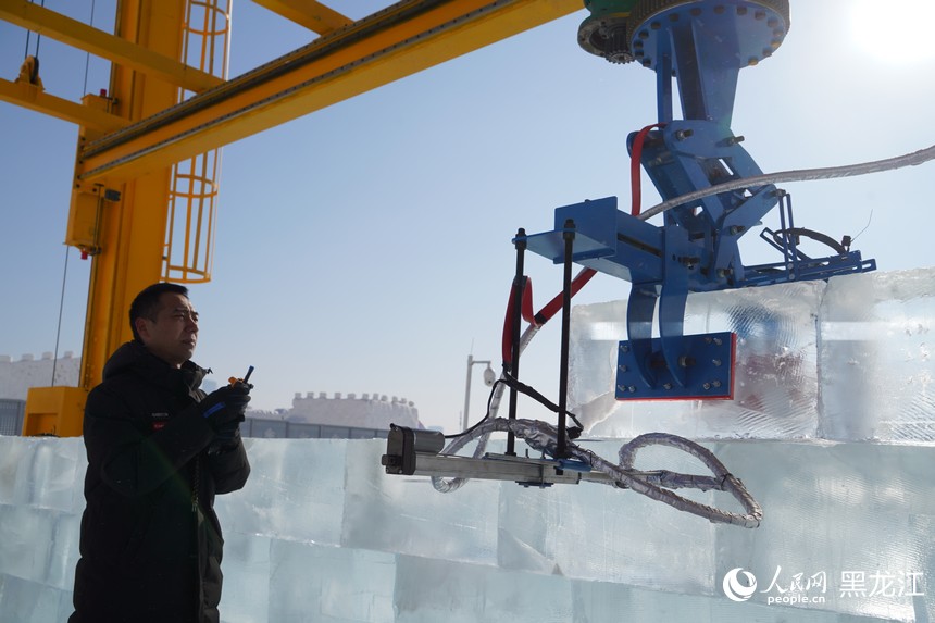 哈尔滨冰雪大世界启用机器人辅助景观建设