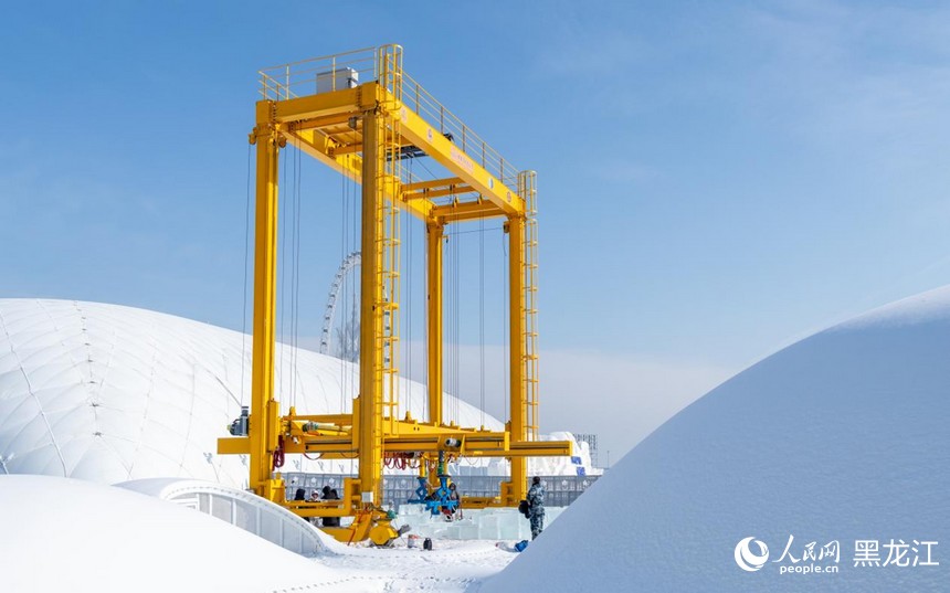 哈尔滨冰雪大世界启用机器人辅助景观建设