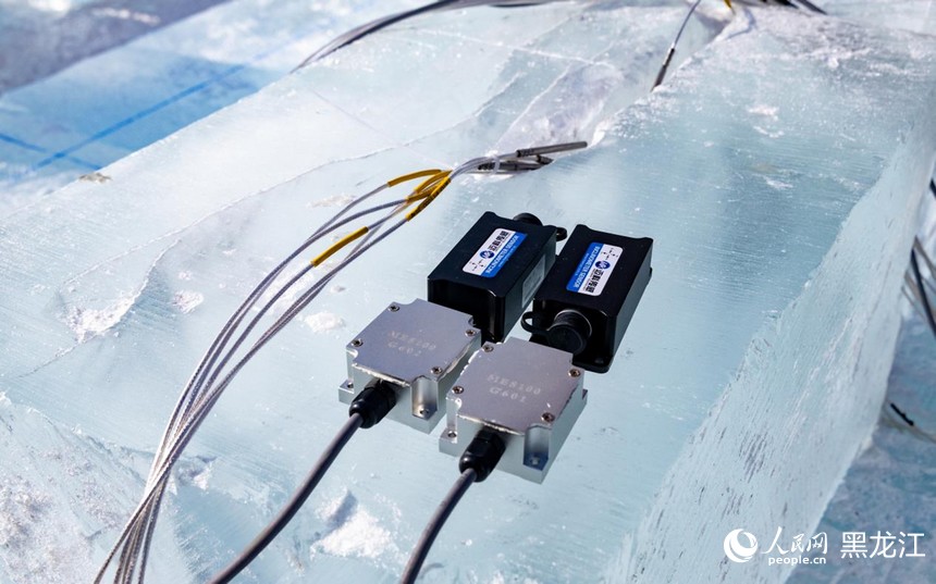 哈尔滨冰雪大世界启用机器人辅助景观建设