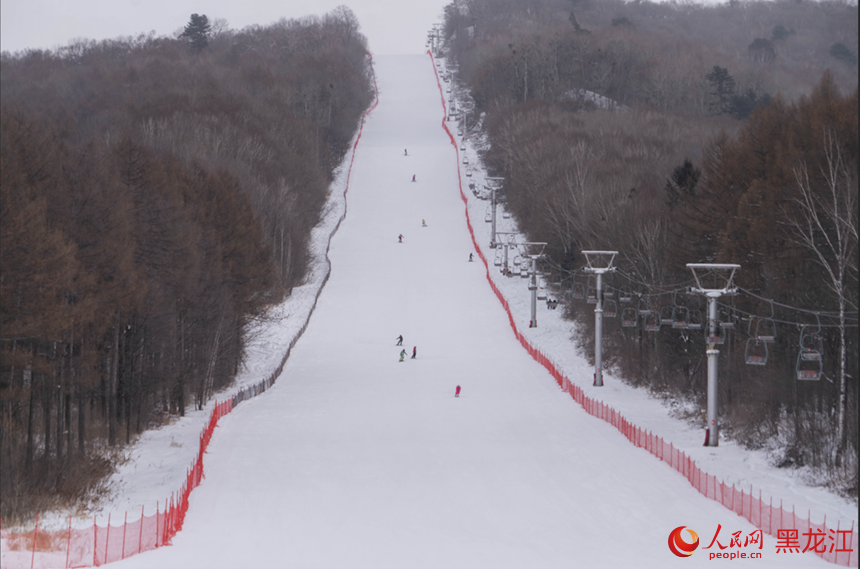 日月峡滑雪场。人民网记者 徐成龙摄