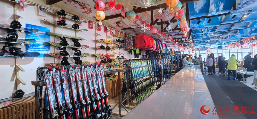 桃园湖景区的逍遥八仙湖滑雪场滑雪装备租赁区。人民网记者 徐成龙摄