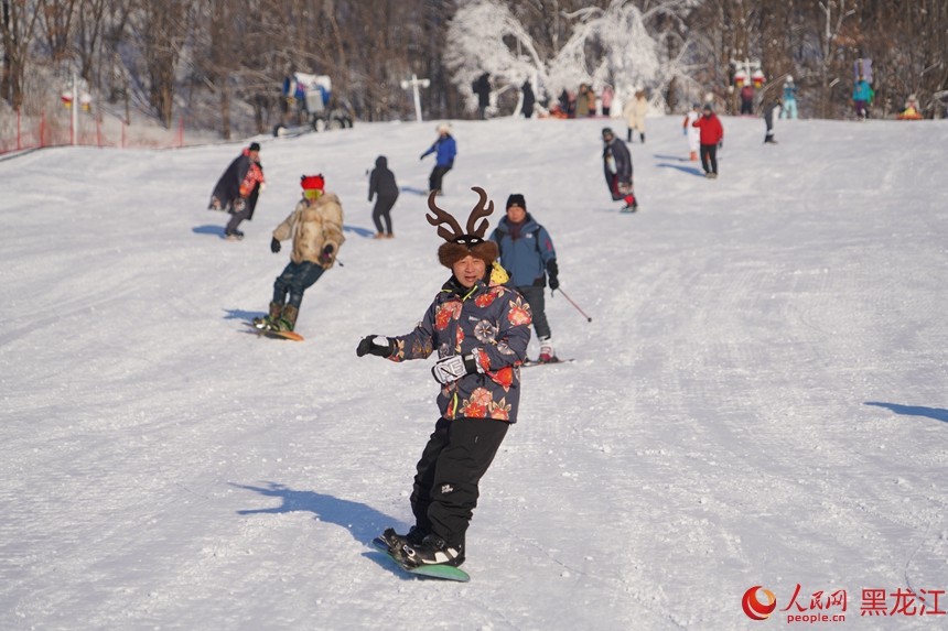 游客在桃园湖景区的逍遥八仙湖滑雪场滑雪。人民网记者 徐成龙摄