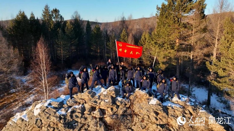 指战员们参加冬季训练。人民网记者 张哲鑫摄