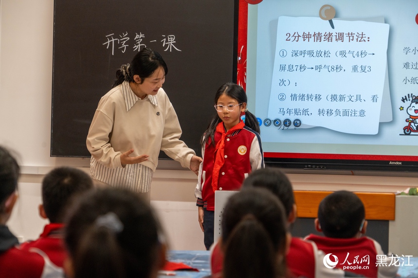 老师带着学生练习2分钟情绪调节法。人民网记者 徐成龙摄