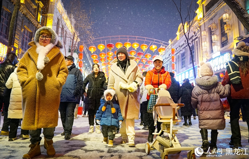 龙江玩雪到三月 冰城飘雪闹元宵