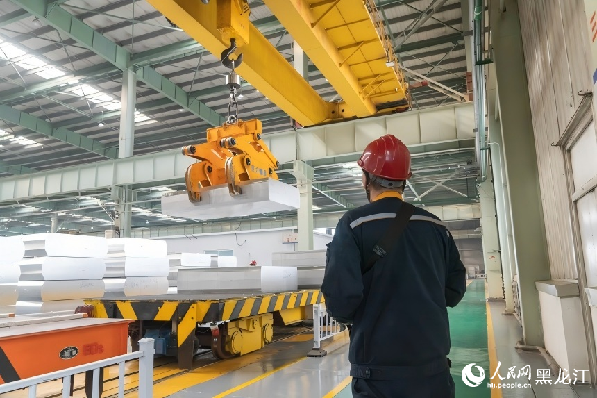 黑龙江工业企业开足马力 生产一线春潮涌动