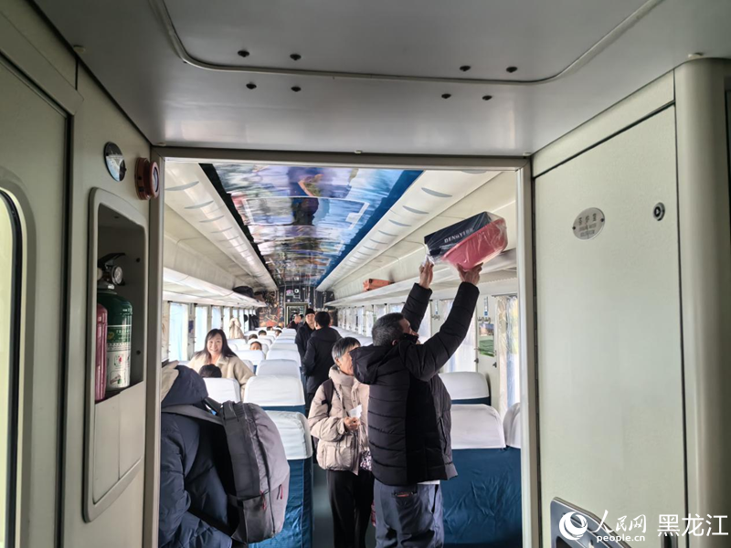 4181次列车守护林区群众出行。人民网记者 尚城摄