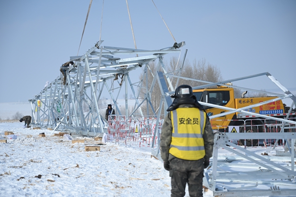 黑龙江绥化500千伏新能源汇集站输变电工程线路部分90号塔组塔现场。刘泽昊摄