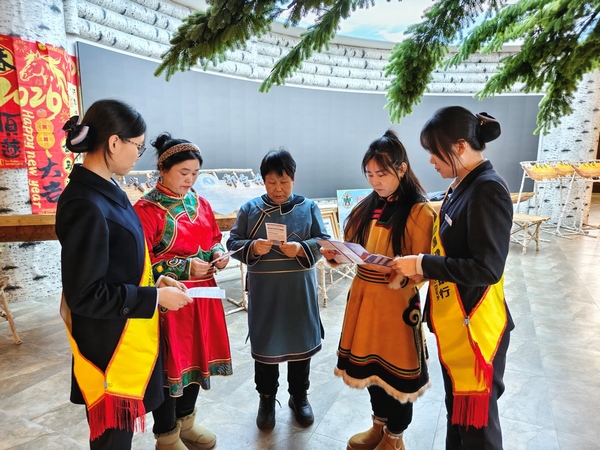 建设银行大兴安岭分行工作人员走进鄂伦春族驻居区开展消保宣传。中国建设银行黑龙江省分行供图