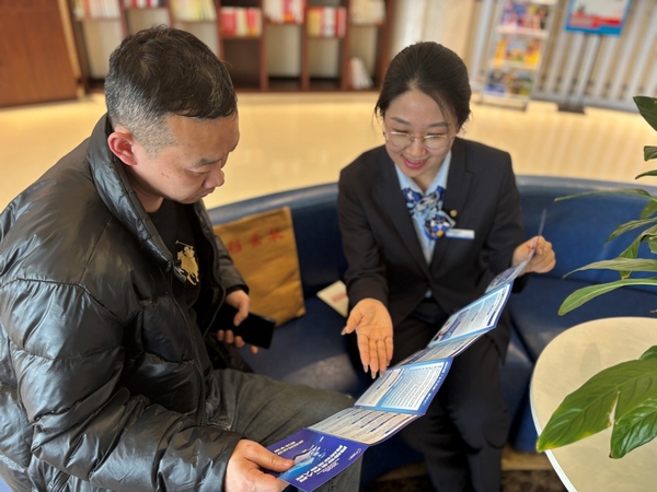 中国建设银行黑龙江省分行营业部“劳动者港湾”的反诈宣传正火热开讲。中国建设银行黑龙江省分行供图