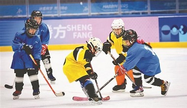 哈尔滨中小学生冰球比赛开赛