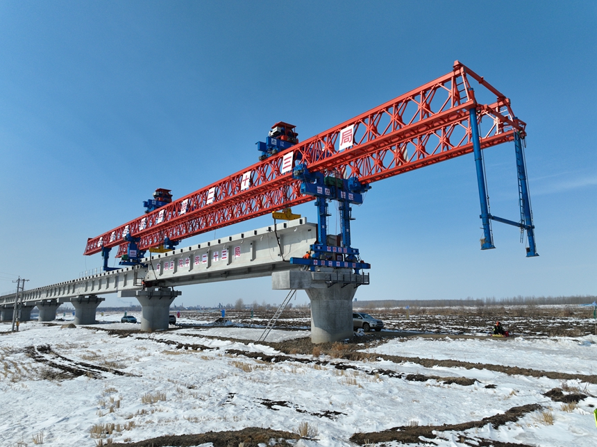 中欧班列“东通道”口岸段最长桥梁复工架设
