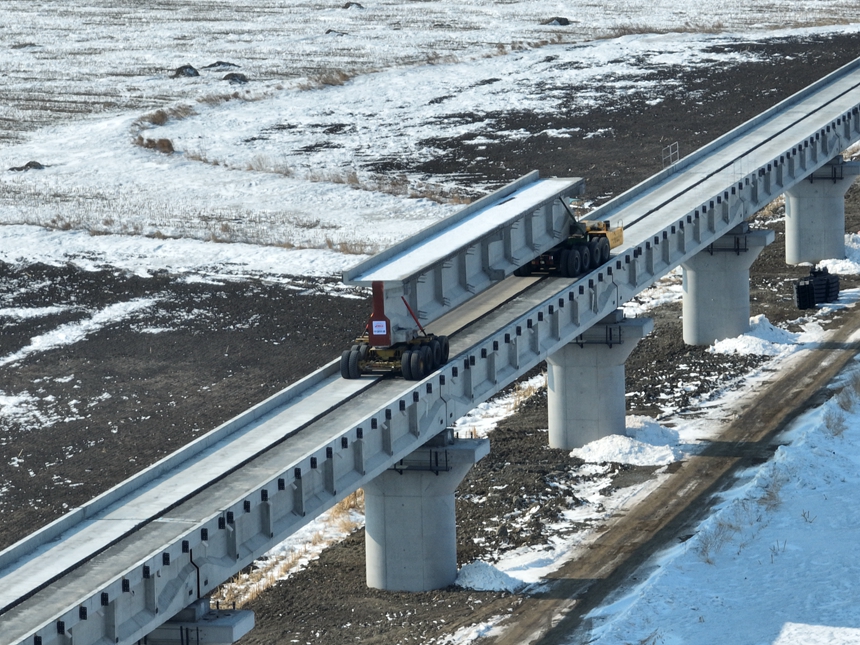 中欧班列“东通道”口岸段最长桥梁复工架设
