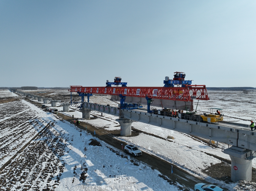 中欧班列“东通道”口岸段最长桥梁复工架设