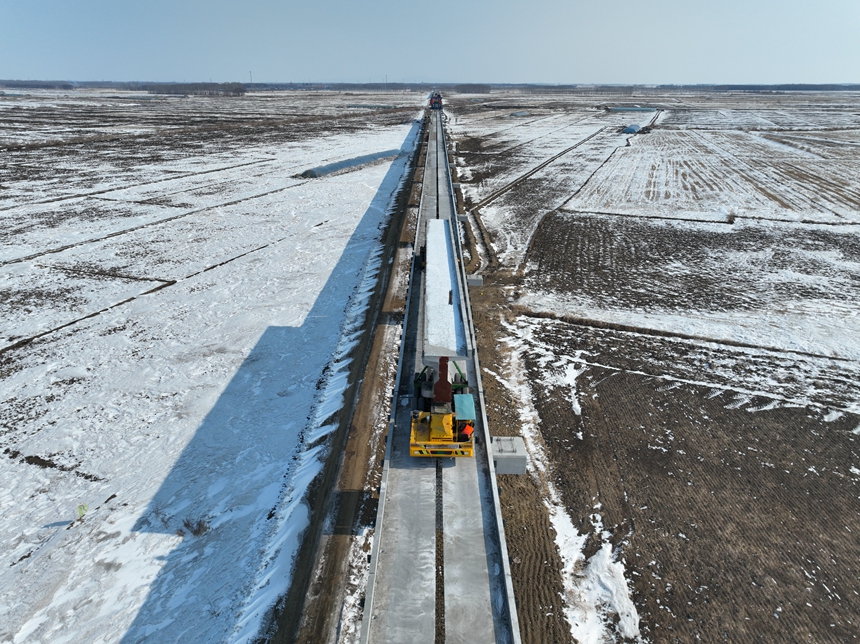 中欧班列“东通道”口岸段最长桥梁复工架设