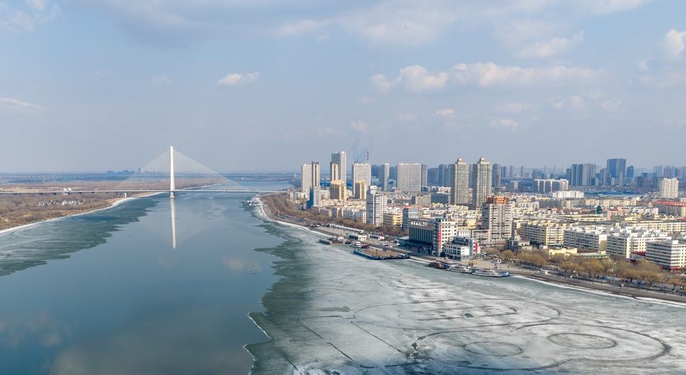 哈爾濱：半江春水半江冰