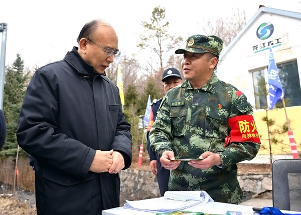 许勤来到横道林场,慰问森防队员和管护职工,检查春防工作,了解森林资源管护、林区转型发展等情况。