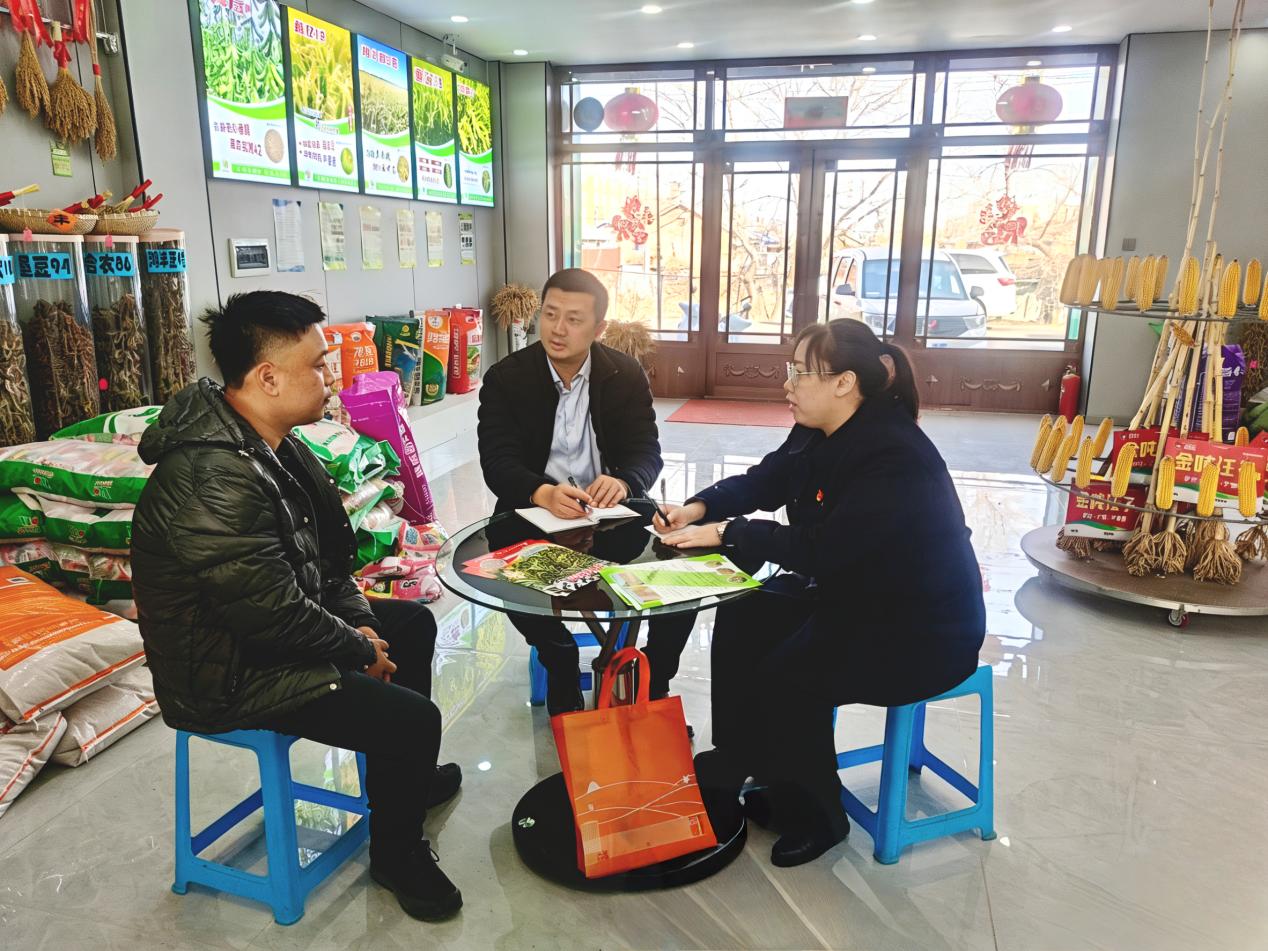 建设银行佳木斯分行工作人员到某种业有限公司实地调研。图片由中国建设银行黑龙江省分行提供