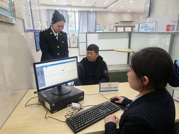 建设银行漠河支行“电子口岸合作制卡代理点”内，工作人员为企业负责人办理“关银一Key通”全流程业务，海关人员现场协助指导，实现关银高效联动。中国建设银行黑龙江省分行供图