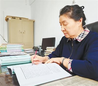赵阿平在工作。人民日报记者 方圆摄