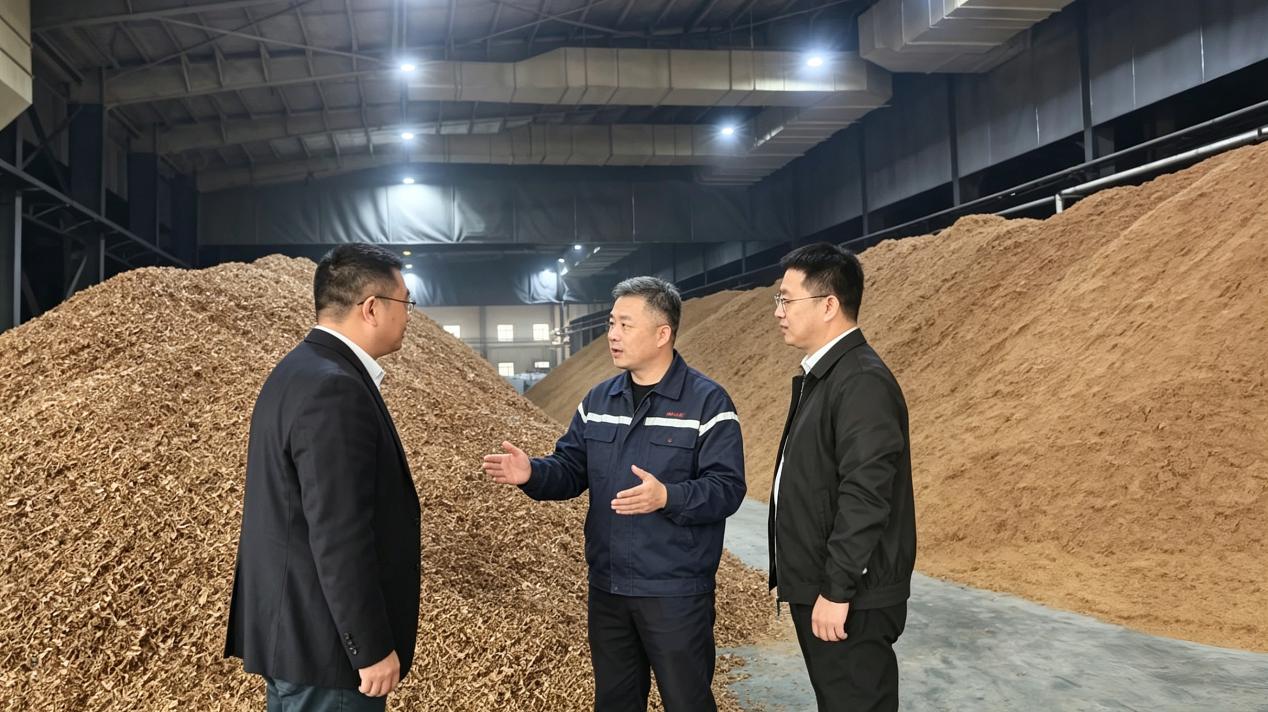 建設銀行哈爾濱工大支行工作人員深入建筑企業了解金融需求。中國建設銀行黑龍江省分行供圖