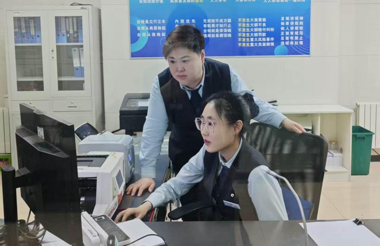 建設銀行七台河湖濱支行工作人員對業務進行雙人核查工作。中國建設銀行黑龍江省分行供圖