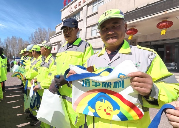 環衛工人手持建行禮包,定格溫暖瞬間。中國建設銀行黑龍江省分行供圖