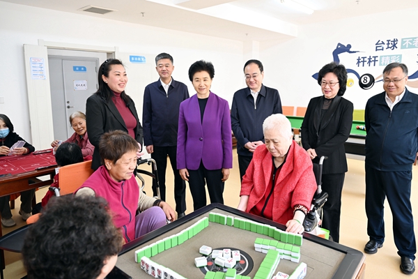 梁惠玲来到哈尔滨市香坊区向阳镇家门口幸福养老服务中心，看望慰问在住老人。