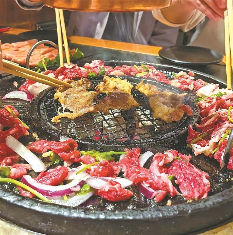 外地游客品尝齐齐哈尔烤肉。黑龙江记者 付宇摄
