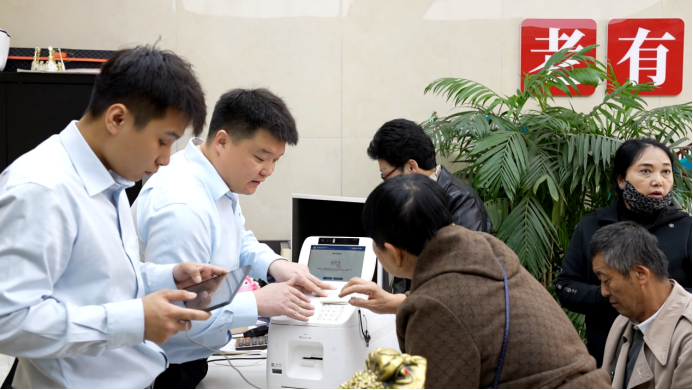 建設銀行鐵力支行工作人員走進助老餐廳為老年群體現場辦理第三代社保卡。中國建設銀行黑龍江省分行供圖