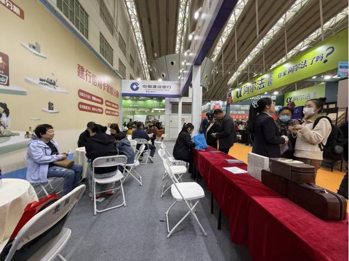 建设银行服务展台前围满了前来咨询装修分期业务的市民。中国建设银行黑龙江省分行供图