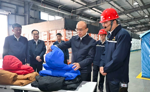 在省应急和救灾物资储备中心,许勤了解全省应急物资储备、调拨使用和安全管理等工作。