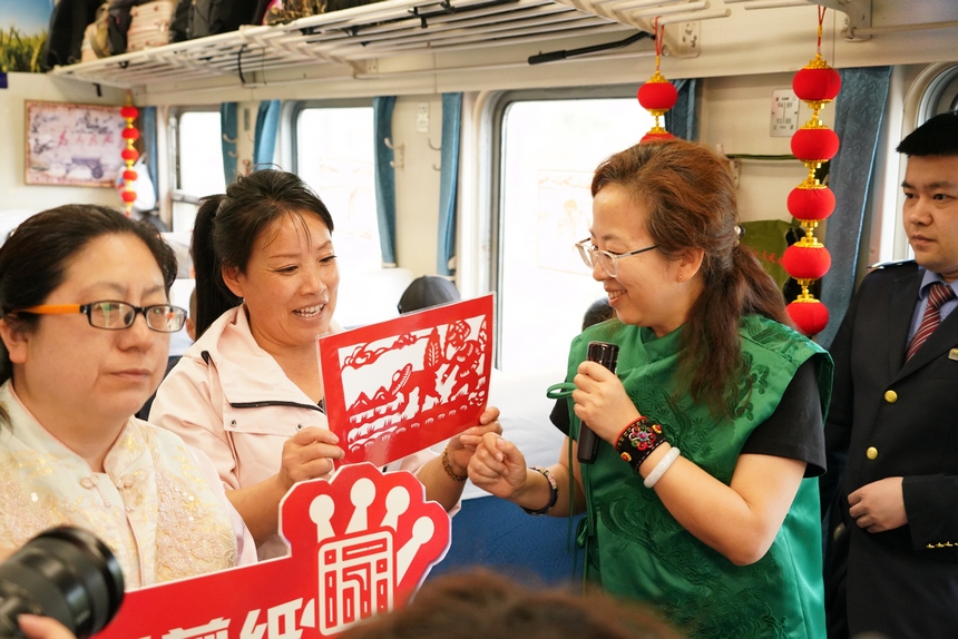 “农机讲堂”搬上车 黑龙江“插秧专列”再出发 