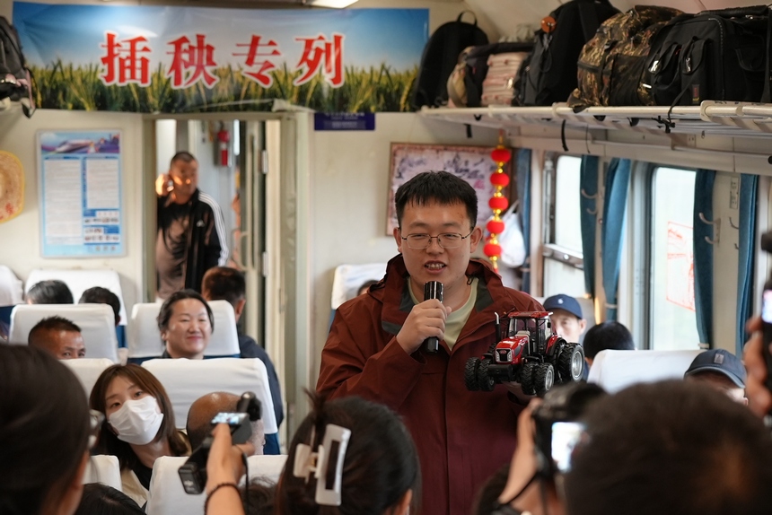 “农机讲堂”搬上车 黑龙江“插秧专列”再出发 