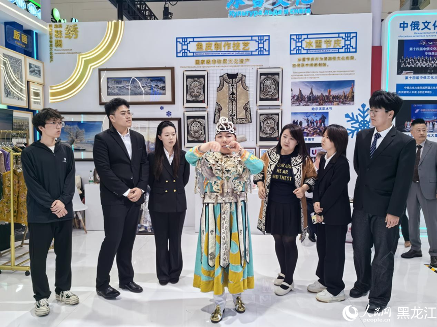 赫哲族姑娘吹奏口弦琴。人民网记者 王思迪摄