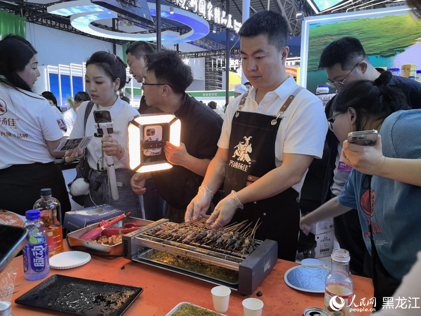 齐齐哈尔烤肉飘香四溢。人民网记者 王思迪摄