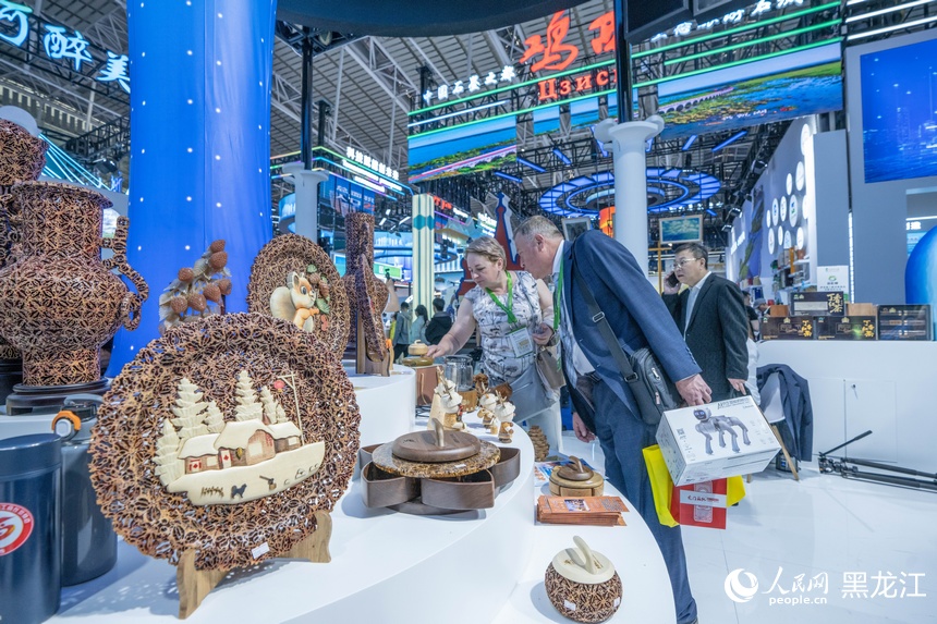 走进第三十五届“哈洽会”伊春展区：品山珍、赏非遗、签约忙