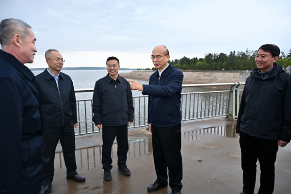 许勤来到尼尔基水利枢纽现场，了解水库库容、汇水面积和水资源利用、防汛抗旱措施落实等情况。