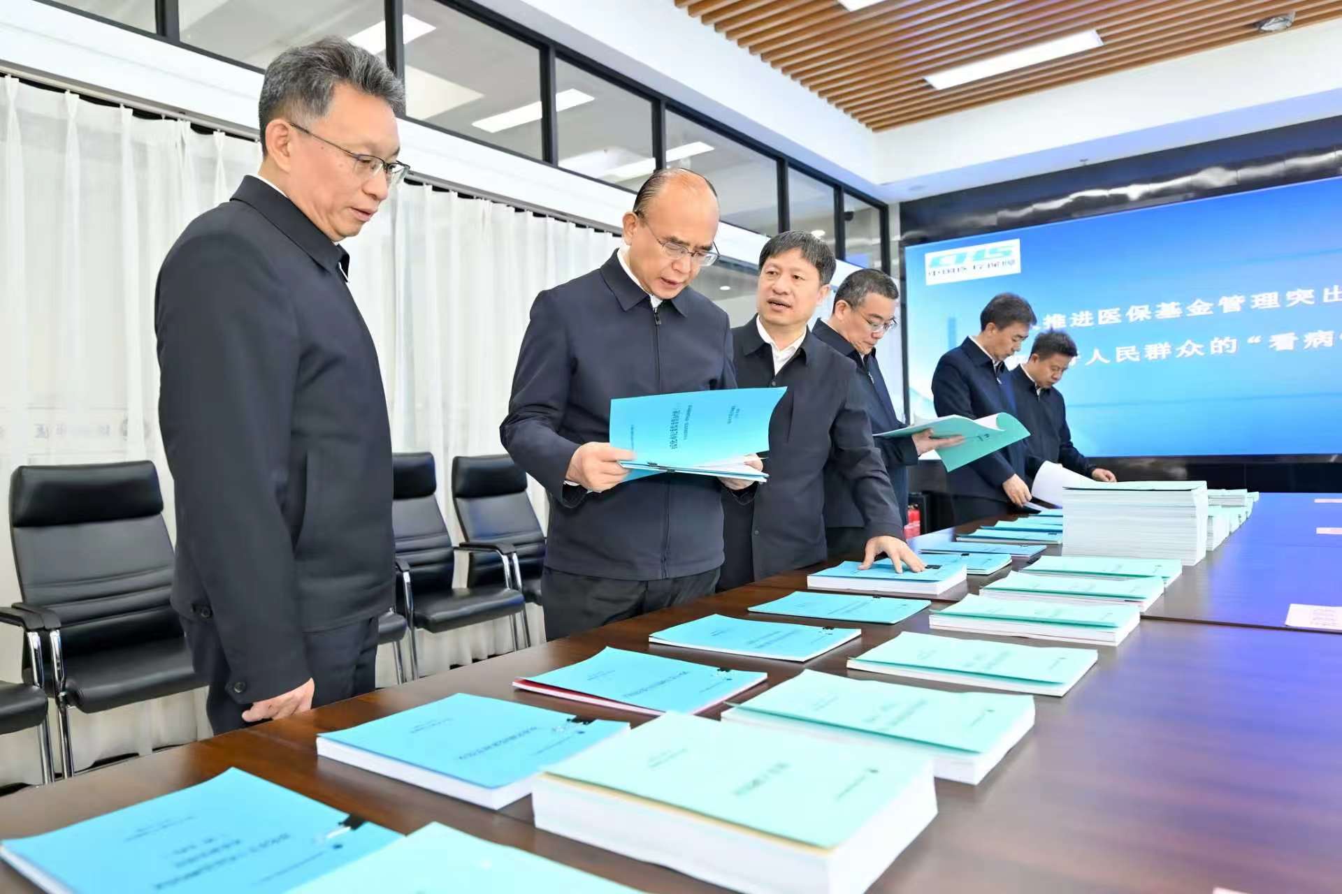 许勤来到绥化市医疗保障服务中心，调研检查医保基金管理突出问题专项整治工作。