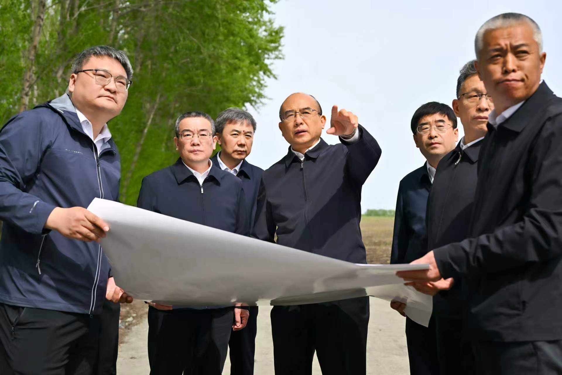 在海伦市双泉村高标准农田项目现场，许勤察看施工进度、工程质量等情况。