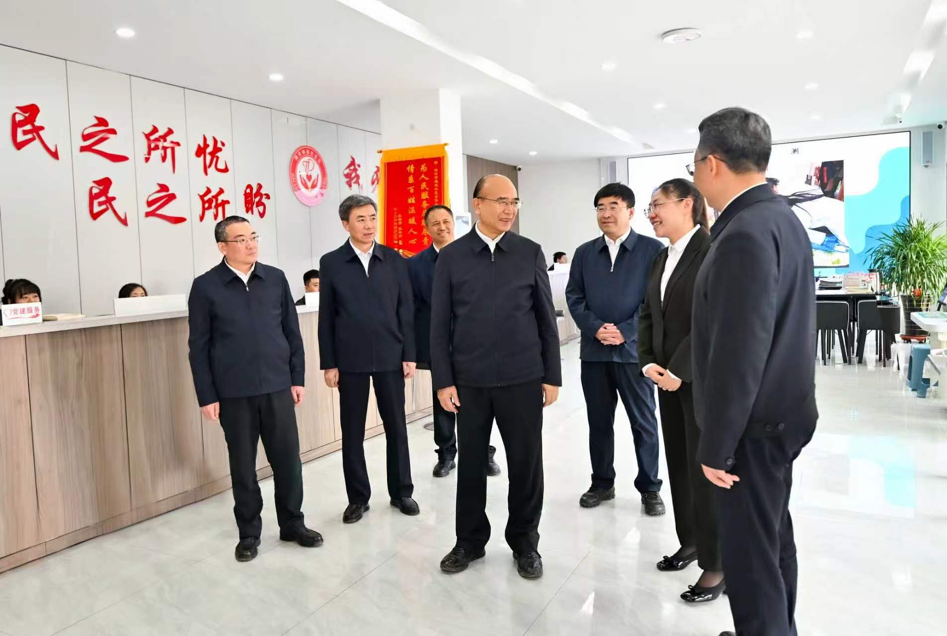 在海伦市仁东村、通达社区党群服务中心，许勤调研督导树立和践行正确政绩观学习教育进展，了解特色产业发展、基层社会治理等情况。