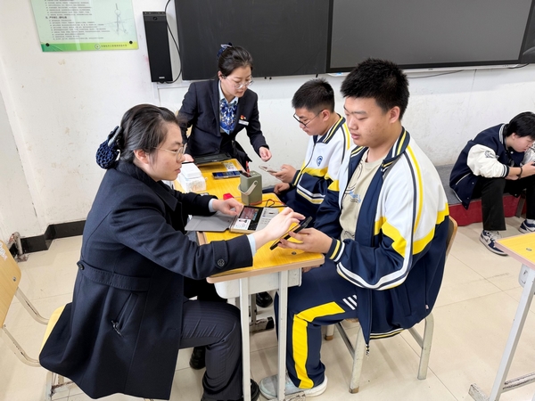 建设银行连珠山支行“张富清金融服务队”暖心服务进校园。图片由中国建设银行黑龙江省分行提供