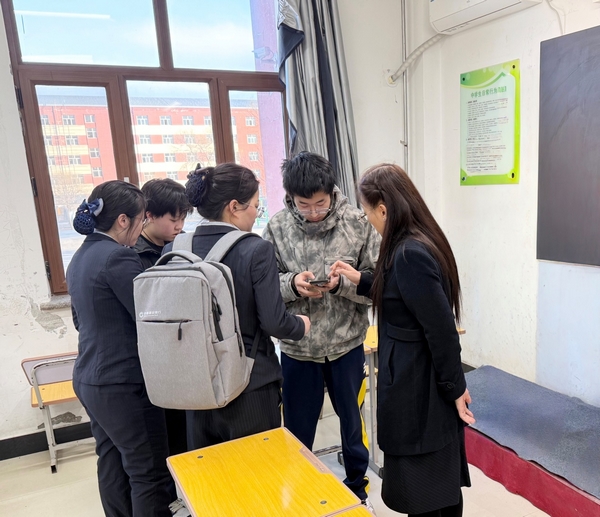 为学生普及相关金融知识。图片由中国建设银行黑龙江省分行提供
