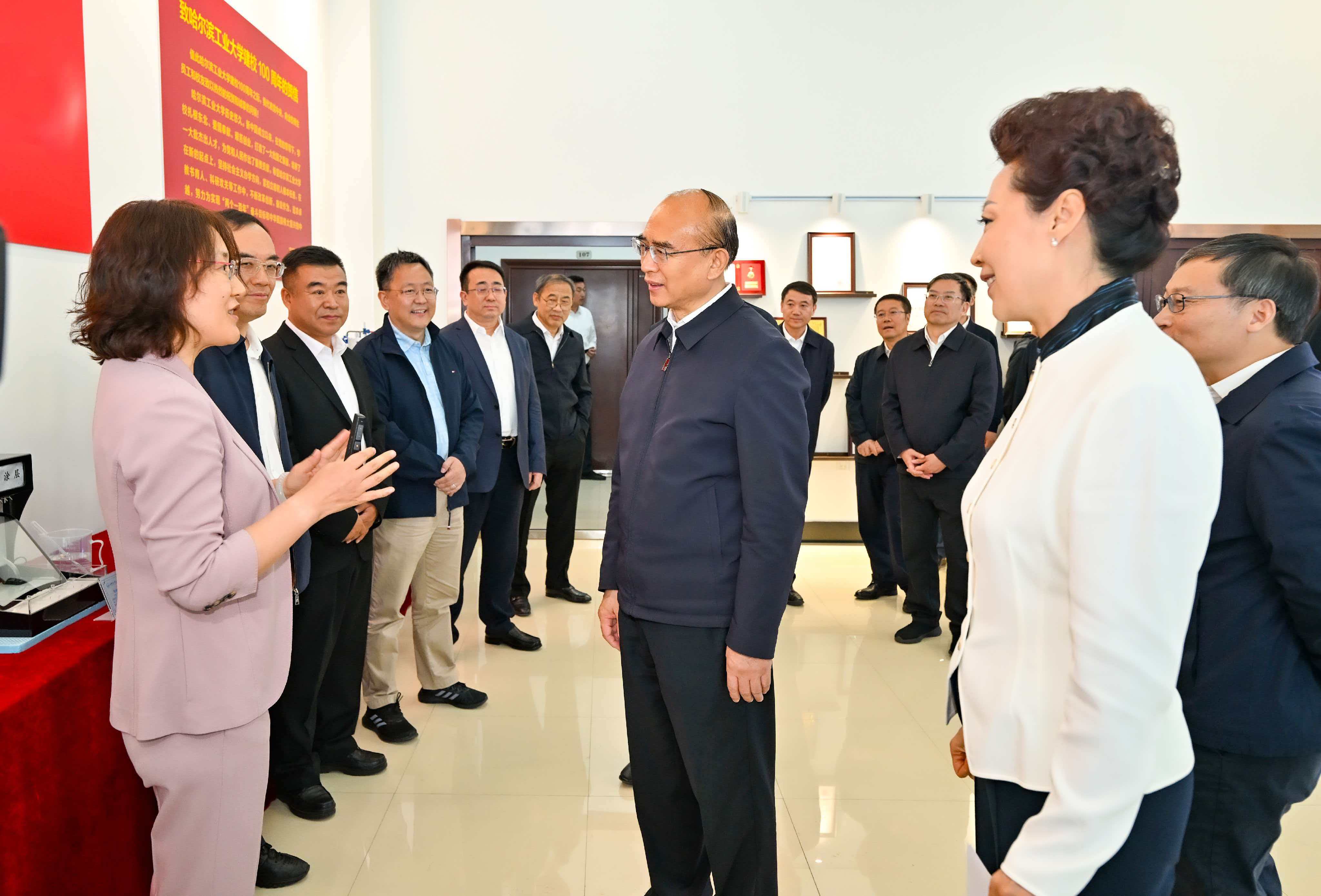 许勤还看望慰问了获第四届全国创新争先奖的我省科技工作者。