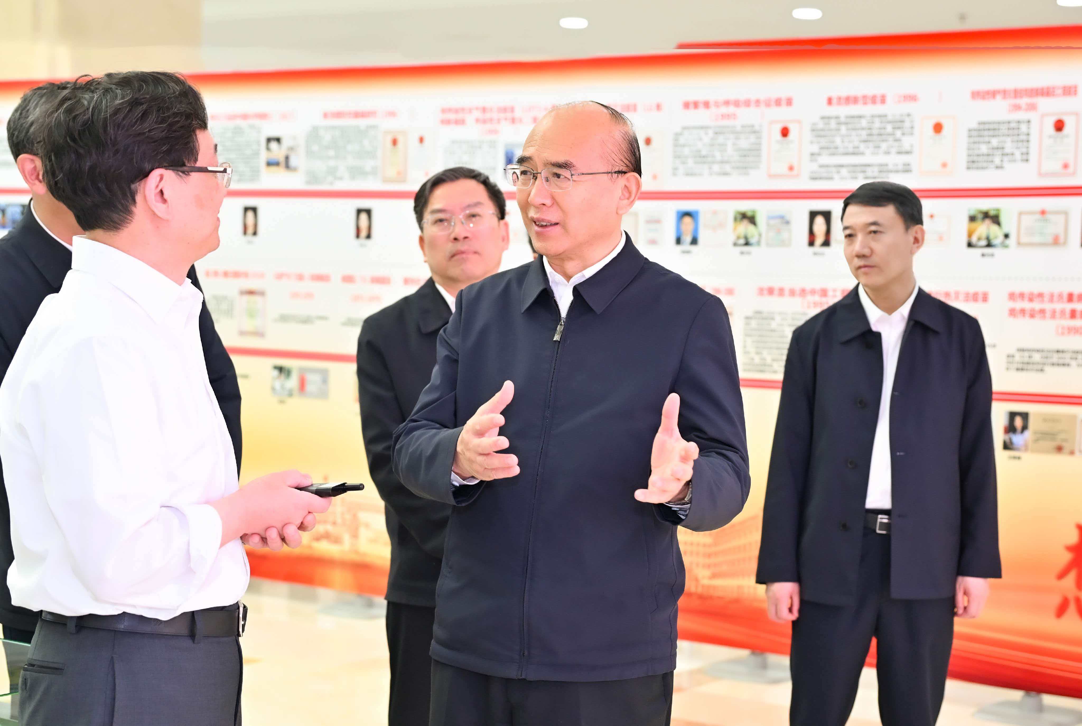 许勤走进中国农业科学院哈尔滨兽医研究所科研楼，了解动物流感基础与防控研究、科技创新和成果转化等情况。