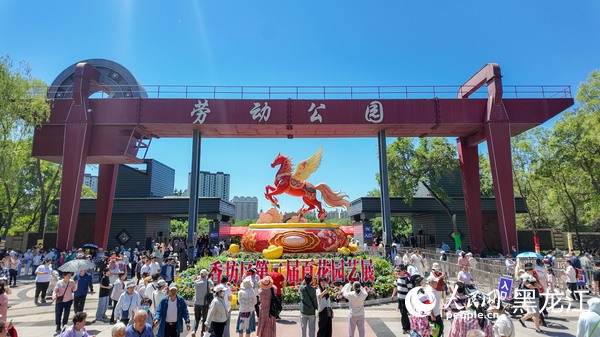 入口处繁花簇拥的“机械生肖马”艺术雕塑。人民网记者 徐成龙摄